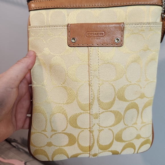 Small 💛 Classic yellow Coach shoulder bag - Picture 8 of 11